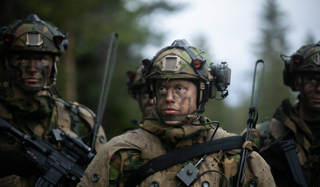 Soldat fra panseroppklarings troppen til Porsanger bataljonen øver i øvingsfeltet ved Rena.