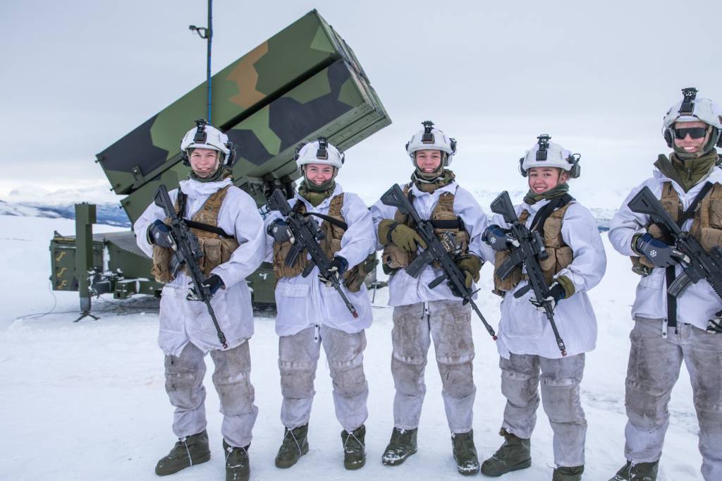 Soldater og en launcher fra Luftvernbataljonen under øvelse Cold Response. (før korona/avlyst)