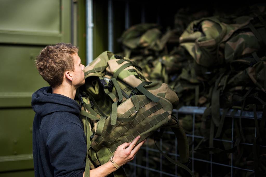 Aspirantene er ferdige i felt og leverer alt militært utstyr tilbake på depot.//The aspirants delivering their military equipment.