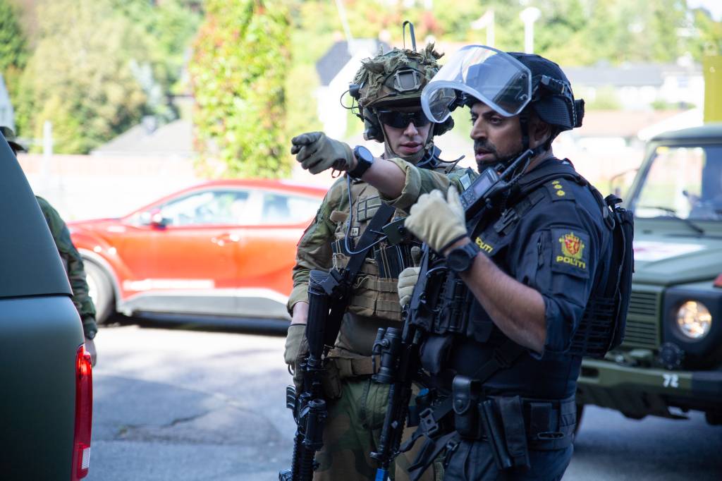 Soldater fra innsatsstyrke Gunnerside sikrer området i et nabolag i Lysaker sammen med politiet som pågriper markører i forbindelse med øvelse Hovedstad.