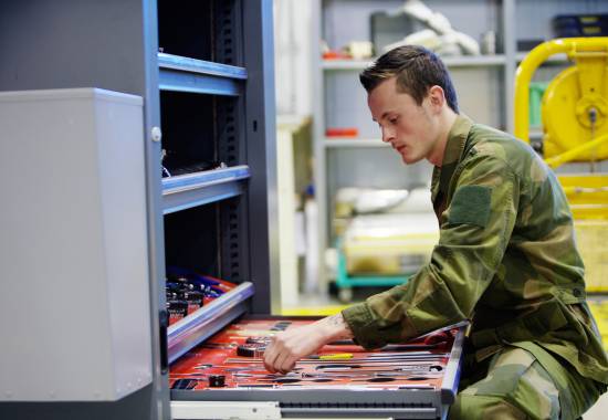 En flymekanikerlærling ved Bodø hovedflystasjon
An aircraft mechanic apprentice at Bodø Main Air Base