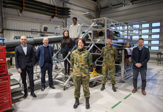 Rektor ved Bardufoss videregående skole Michael Erstad, Daglig leder ved Arctic Aviation Centre Nils Ole Foshaug, flyfagelevene Synne Stavli og Mohamed Camara, Sjef Luftforvaret Tonje Skinnarland, flyfagelev Synne Stavli, sjef Maritim helikopterving Eirik Stueland og  Site Manager KAMS Vegar Gystad under et pressemøte for det nye sivil-militære samarbeidet for å øke rekruttering av flyteknikere og avionikere.
