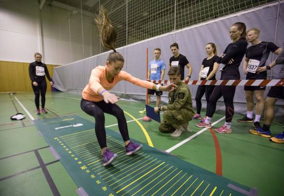 Kandidatene på FOS Vinter 2017 er det første til å ta ibruk forsvarets nye styrketester, hang-ups, stille lenge og medisinballstøt // The participants at The Armed Forces Recruitment and Selection process Winter 2017 are the first to use the armed forces´new strength tests