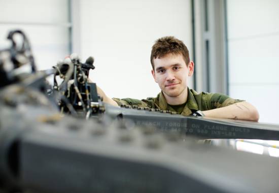 En flymekanikerlærling ved Bodø hovedflystasjonAn aircraft mechanic apprentice at Bodø Main Air Base