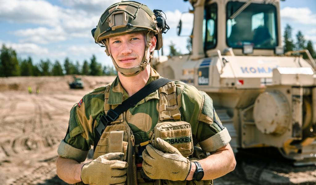 En elev ved ingeniørutdanningen på Krigsskolen under en øvelse på Rena