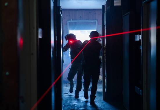 Operatører fra Forsvarets spesialkommando trener i skytehuset på Rena