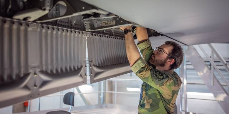 Tekniker skrur på vingen på en C-130j Hercules