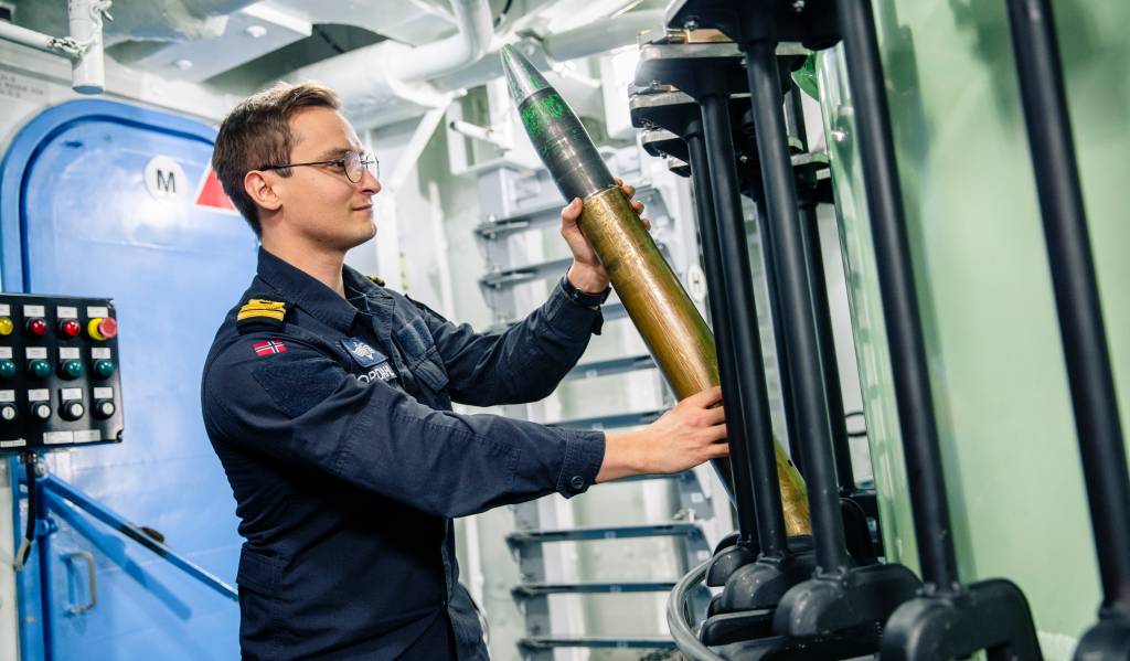 En marineingeniør ombord på KNM Otto Sverderup