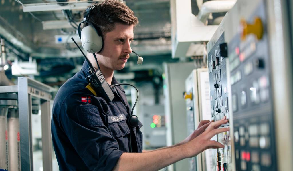 En maskiningeniør ombord på KNM Otto Sverderup