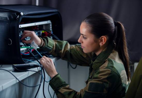 En elev ved Cyberteknikerutdannigen i laben på Jørstadmoen