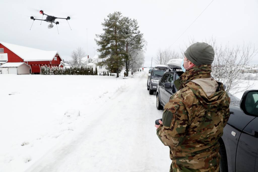 Fra Gjerderum hvor Forsvaret støttet Søk og Redningsmannskaper og Politiet i forbindelse med jordraset på Gjerdrum. Her en operatør fra Forsvarets spesialkommando (FSK) med en drone som brukes i søk og redningsarbeidet på Gjerdrum