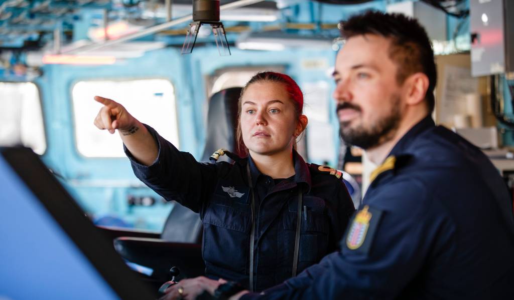 Navigasjonsoffiserer på broen på KNM Otto Sverderup
