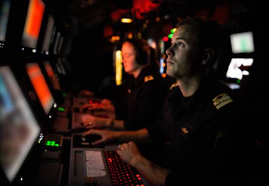 Mannskap ombord ubåten KNM Utsira, ved kontrollpultene