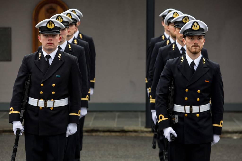 Sjøkrigskolen får besøk av Flottenadmiral Scønbach, sjef for den tyske marines offiserskole. / Flottenadmiral Scønbach visit Navy war school