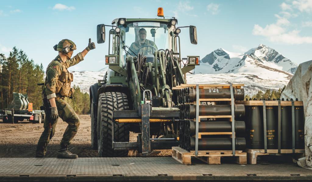 Soldater fra Stridstrenbataljonen transporterer ammunisjon til fremskutt feltlagring, under brigadeøvelsen Thunder Reindeer 2020, på Fossmofeltet i Troms.