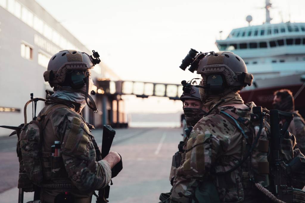 Operatør fra marinejegerkommandoen under boringsøvelse. *** Local Caption *** Operator from The Norwegian Naval Special Operation Commando after exercise.
