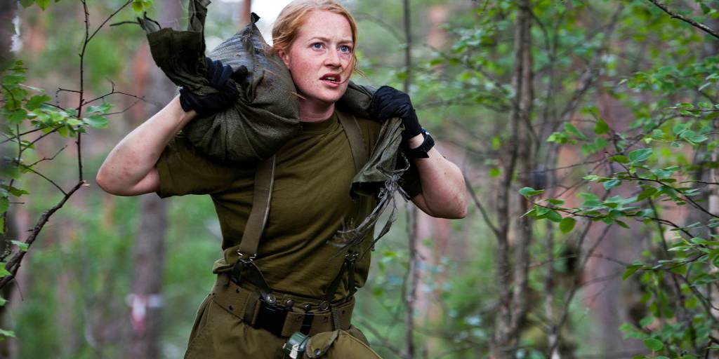 Aspirant til Hærens befalsskole Trude Hansen bærer sandsekker under Fos 2013