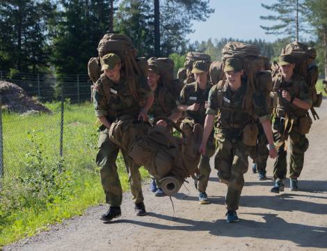 Samarbeid er viktig under Forvarets opptak og seleksjon (FOS). Her under pakningsløpet på åtte kilometer.