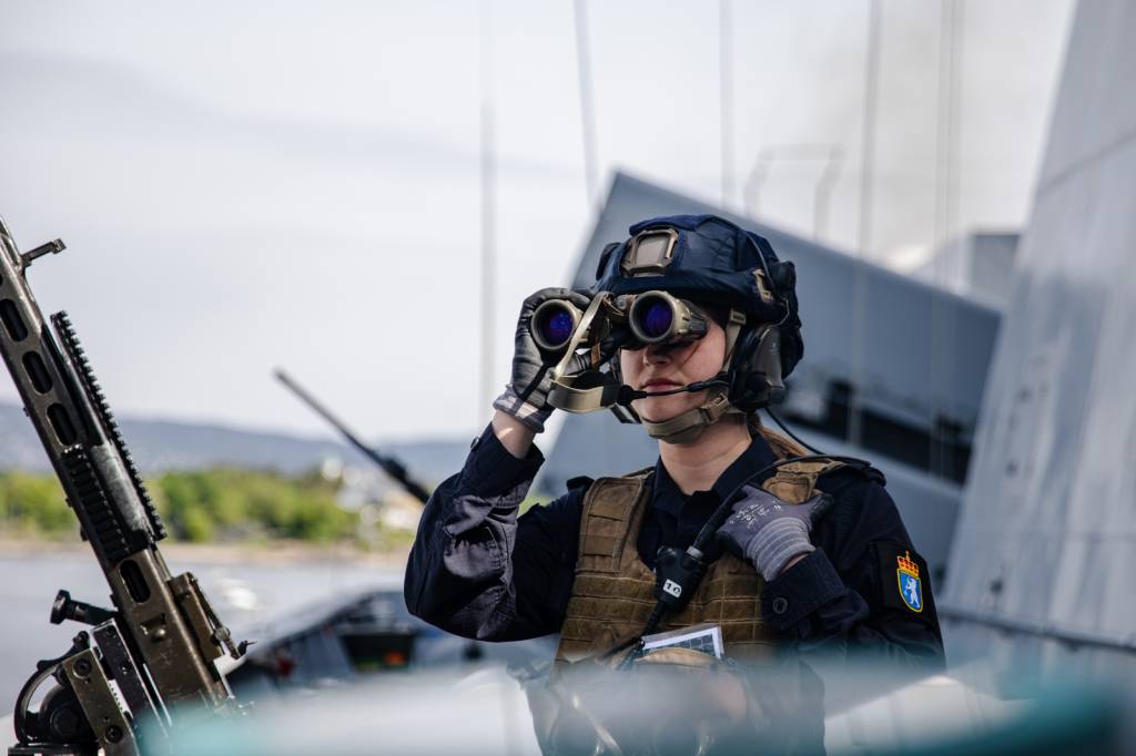 KNM Roald Amundsen legger fra kai i Oslo etter et havneopphold i forbindelse med besøk av hangarskipet USS Gerald R. Ford // HNoMS Roald Amundsen leaving Oslo after a port visit with USS Gerald R. Ford