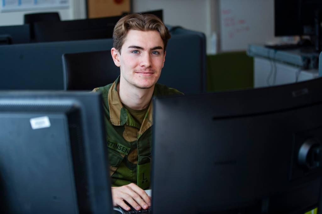 En service og administrasjonslærling i Rena leir