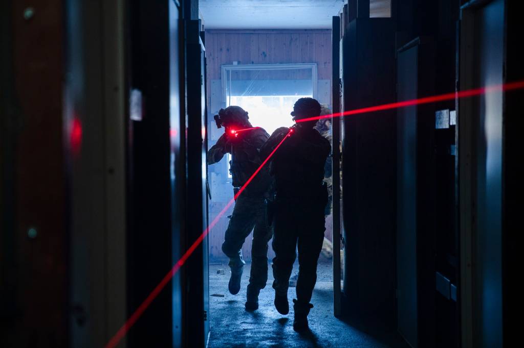 Operatører fra Forsvarets spesialkommando trener i skytehuset på Rena