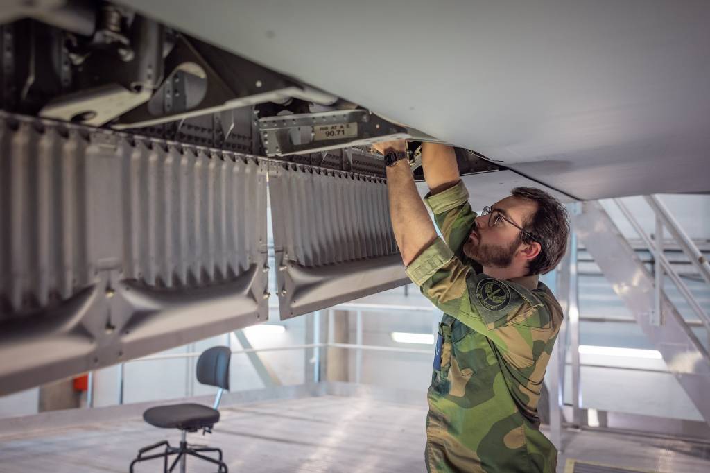 Tekniker skrur på vingen på en C-130j Hercules