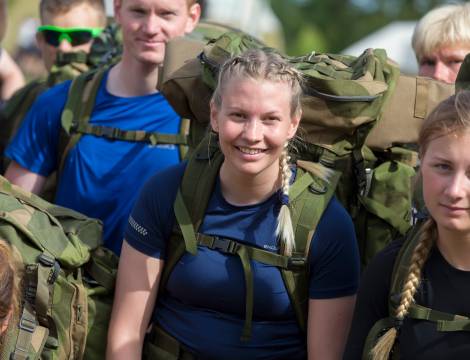 Soldater i starten av tjenesten i Forsvaret, har fått utdelt noe militæret utstyr.