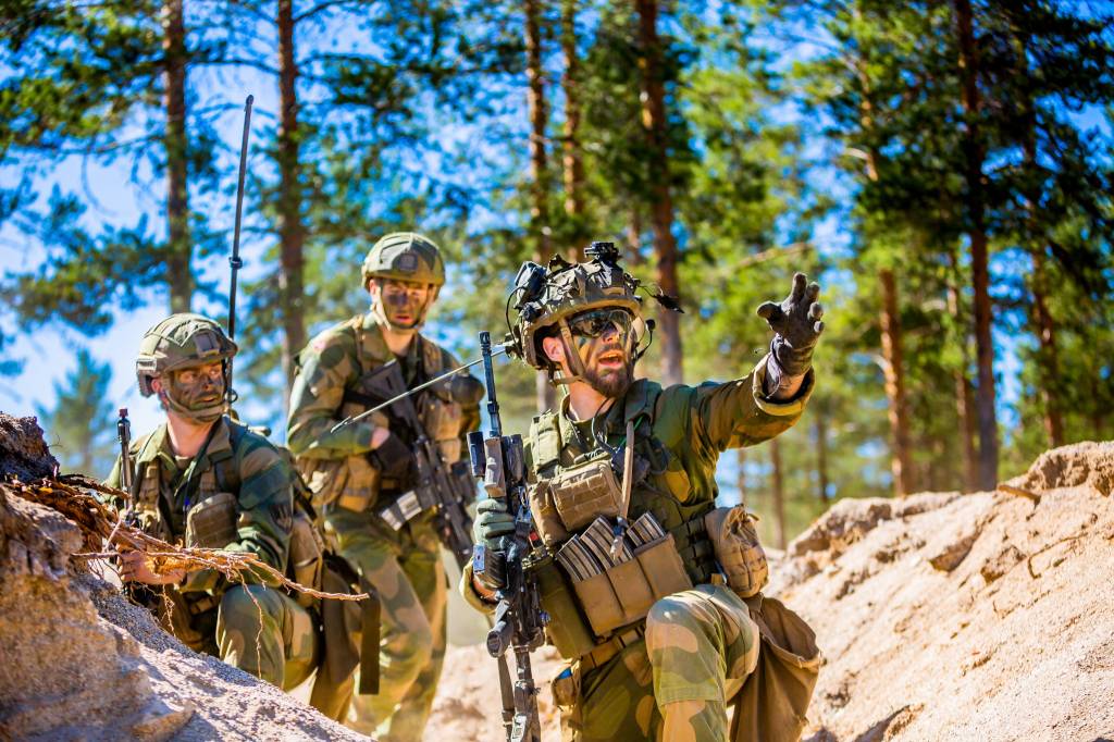 Soldater og befal fra Hærens våpenskole trener på fremryking mot stilling på Rødsmoen øvingsfelt. //  Soldiers from Norwegian Army landwarfare school training in Rødsmoen training area on Rena.