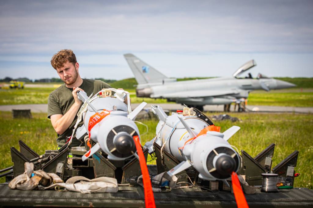 To Paveway IV laserstyrte bomber og britisk Eurofighter Typhoon på Ørland flystasjon under FARP (Forward Arming and Refueling Position). FARP er et område hvor fly kan etterfylles med drivstoff og våpen.