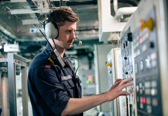 En maskiningeniør ombord på KNM Otto Sverderup