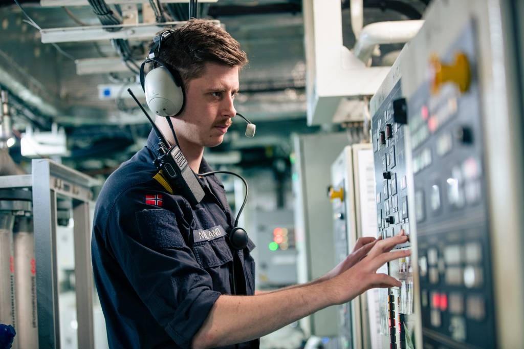 En maskiningeniør ombord på KNM Otto Sverderup