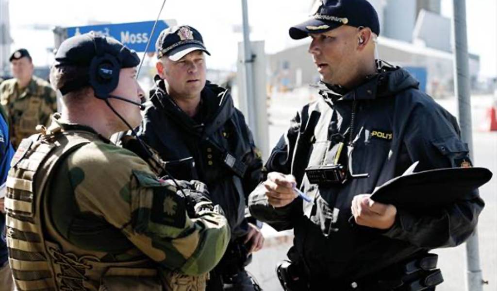 HV-02 med politi – Innsatsstyrke Derby, HV-02 tok over sikringa av Sjursøya etter politiet.