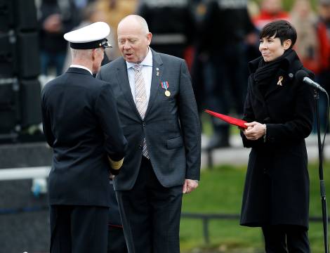 Vernepliktig major Petter Kjendlie mottar Forsvarets Innsatsmedalje med Rosett av Forsvarssjef Admiral Haakon Bruun-Hanssen og Forsvarsminsietr Ine Eriksen Søreide på Akershus festning under Frigjørings- og veterandagen 2014 / Major (R) Petter Kjendlie recive a medal from Chief of Defence, Admiral Haakon Bruun-Hanssen and Minister of Defence Ine Eriksen Søreide during a parade at Akershus fortress 8th May 2014