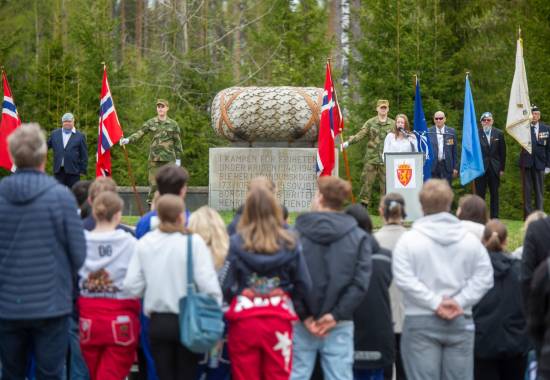Vidregående elev Sigrid Margrete Nordgarden Børtnes fra Jessheim videregående skole holdt tale når Frigjørings- og Veterandagen blir markert ved minnesmerke i Trandumskogen 8.mai.