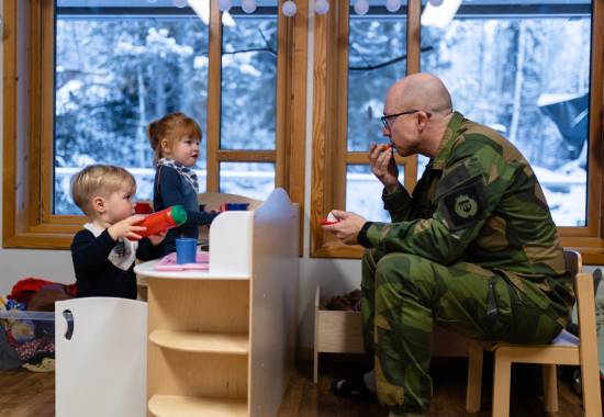 Harald Flobak jobber i barnehage, og stilte med uniform på jobb under 