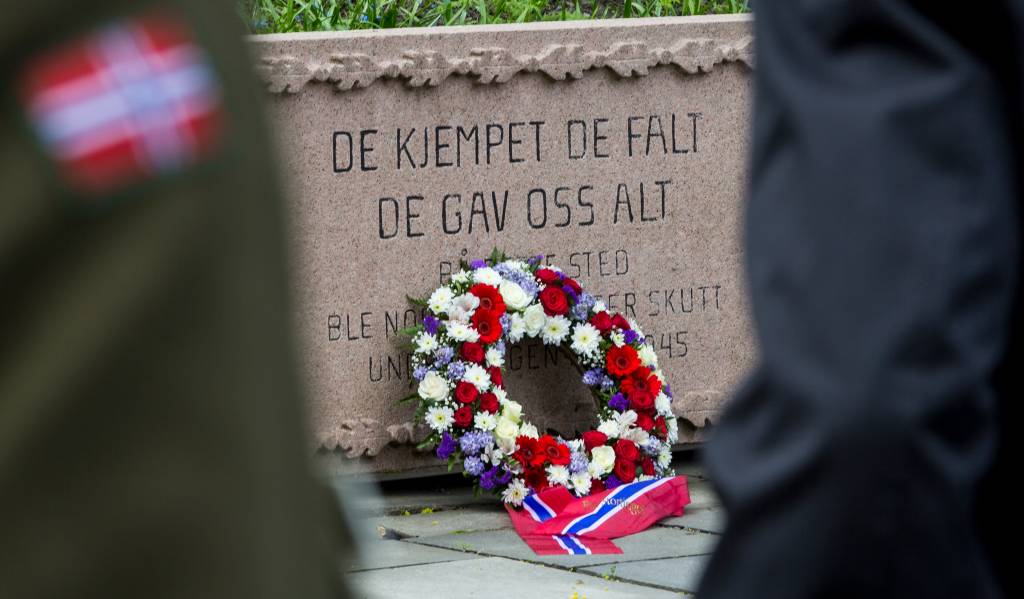 Bilde av kransen som ble lagt ned av Anikken Huitfeldt (Ap) på Retterstedet på Akershus festning i forbindelse med veteran- og frigjøringsdagen.
/
The 8th of May 2017 the Liberation and Veteran Day was commemorated at Akershus Fortress in Oslo, Norway. 