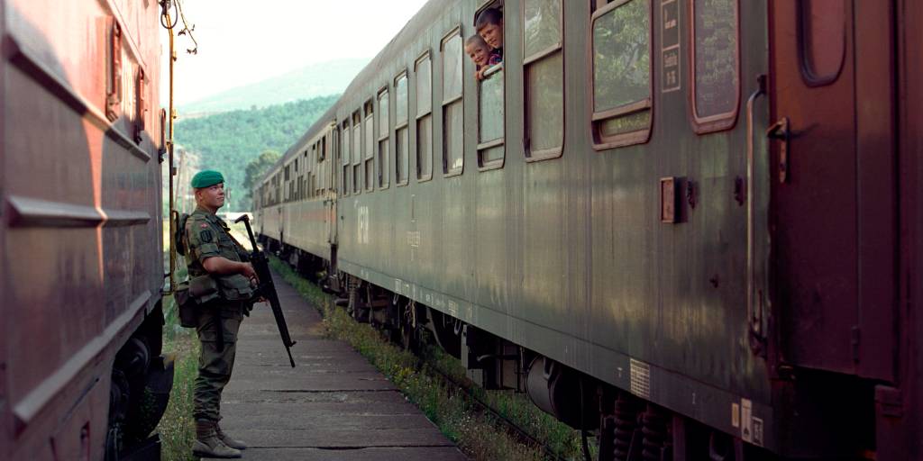 norsk soldat holder vakt på togstasjonen i mitrovica norwegian soldier keeping guard at the train station in mitrovica