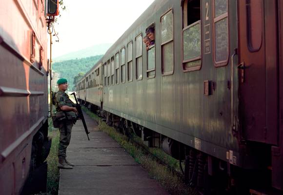 norsk soldat holder vakt på togstasjonen i mitrovica norwegian soldier keeping guard at the train station in mitrovica