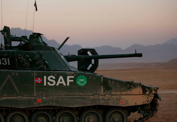 En CV9030 stormpanservogn fra Telemark bataljon på skytebanen utenfor Kabul