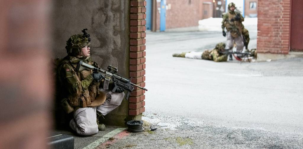 Innsatsstyrke Derby fra HV-02, Oslo og Akershus heimevernsdistrikt i Lutvann leir i Oslo. Øvde i Tofte under sin første treningsperiode i 2018. Militære operasjoner i bebygde områder ble øvet på, med seg hadde de også underleggelser fra Kamp og støttekompaniet i 2. bataljon i Brig N med termiske kapasiteter. / QRF Derby during an exersise