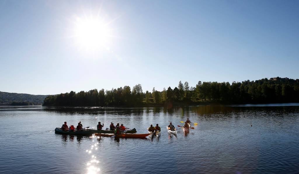 Sjef for Forsvarets veteransenter Oberstløytnant John Petter Bachke sammen med veteraner på kajakk tur ved Bæreia / LtCol John Petter Bachke together with veterans in kayaks in the lake near at Armed Forces veteran center