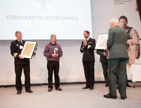 Den aller første Veteranprisen ble delt ut i Bernen. De to medaljevinnerne Jon Ivar Kjellin og Terje Sæterbø med HKH Kronprins Haakon og veteraninspektøren i Forsvaret Robert Mood / The very first veteran award was handed out in Bergen. The two winners Jon Ivar Kjelling and Terje Sæterbø with HRH Crown Prince Haakon and the veteraninspector Robert Mood