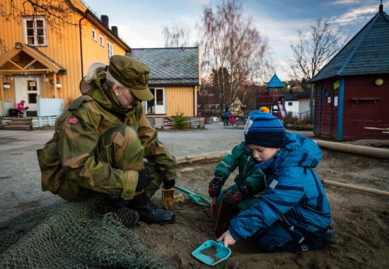 Barnehagelærer Kirsten Grevskott deltok på Heimevernets Uniform på jobben-dag den 4. desember 2020. Her med sjefen sin, Svein Nordby.