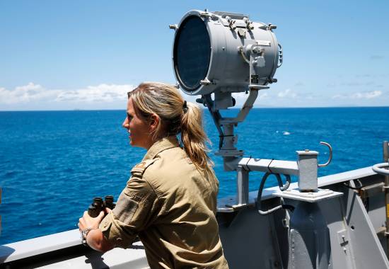 Kvinnelig offiser på brovingen ombord på fregatten KNM Fridtjof Nansen utenfor Seychellene / A female offiser at the bridge wing onboard the Norwegian frigatte HNoMS Fridtjof Nansen outside Seychelles