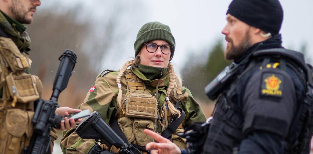 Soldater i Heimevernet og Politiet samarbeider under øvelsen Bifrost i 2019. *** Local Caption *** Soldiers in the Norwegian Home Guard and the Police cooperating during the Bifrost exercise in 2019.