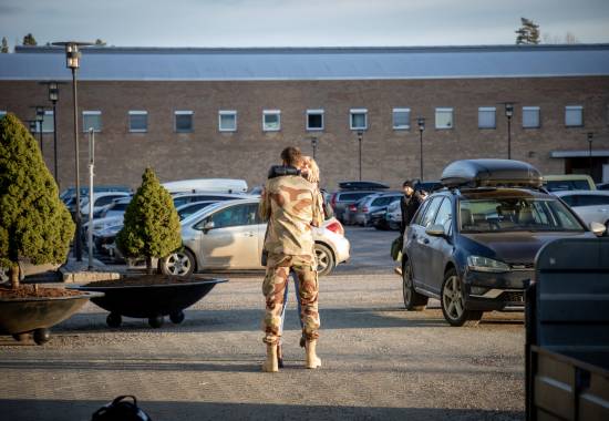 En pårøende til en av soldatene som de neste seks månedene skal være en del av NORTU 6 i Irak sier farvel før avreise på Gardermoen.
