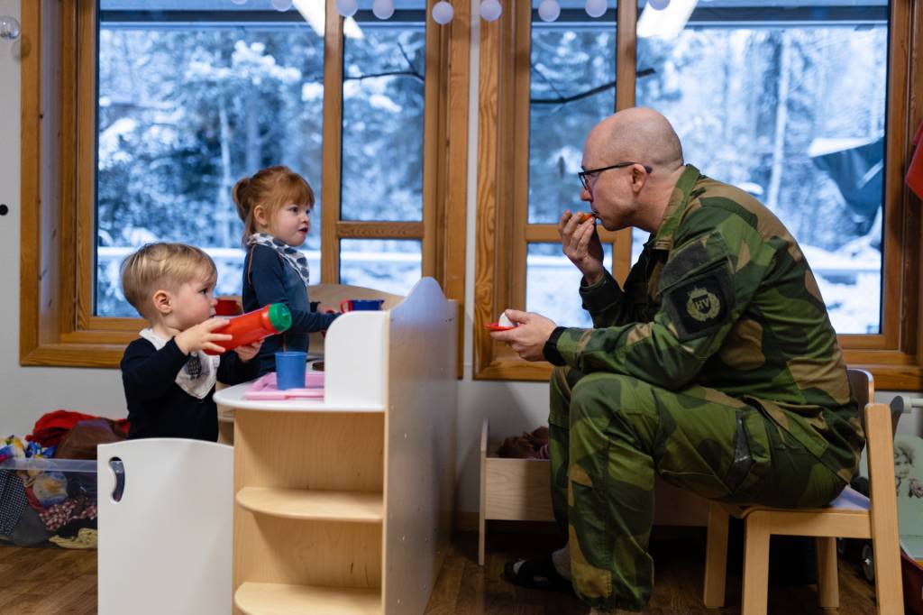 Harald Flobak jobber i barnehage, og stilte med uniform på jobb under 