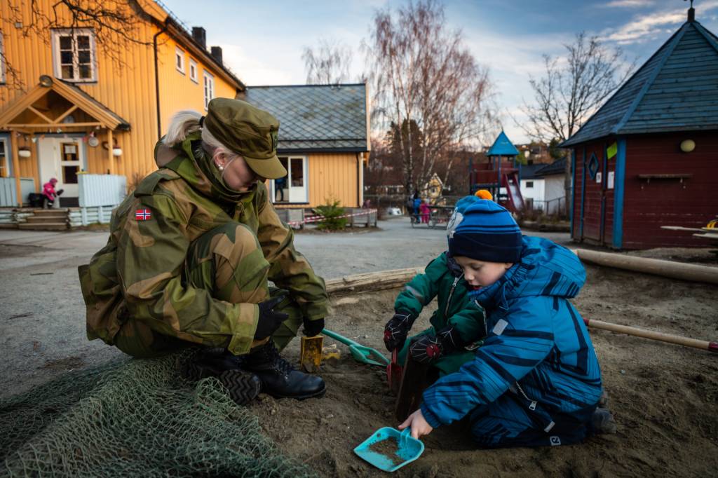 Barnehagelærer Kirsten Grevskott deltok på Heimevernets Uniform på jobben-dag den 4. desember 2020. Her med sjefen sin, Svein Nordby.