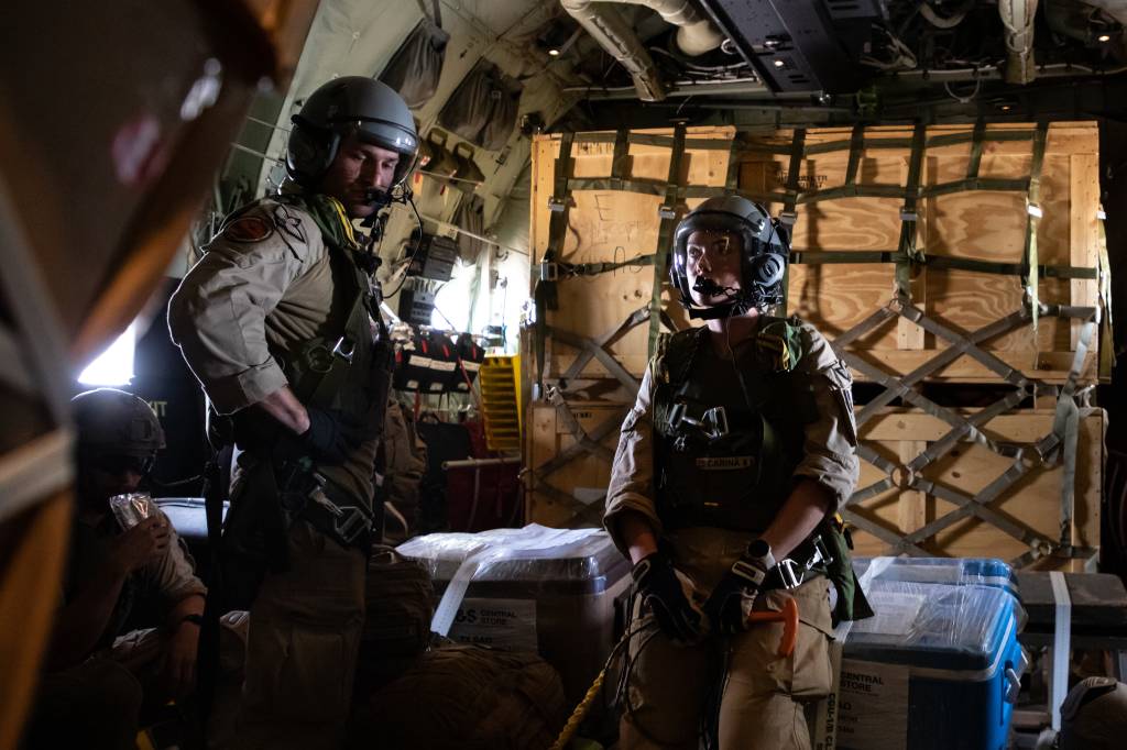 Lastemester i lasterommet på C-130J Hercules, venter på klarsignal for luftdrop.  *** Local Caption *** Loadmaster in the cargo hold of the C-130J Hercules.