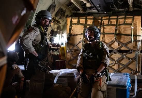 Lastemester i lasterommet på C-130J Hercules, venter på klarsignal for luftdrop.  *** Local Caption *** Loadmaster in the cargo hold of the C-130J Hercules.